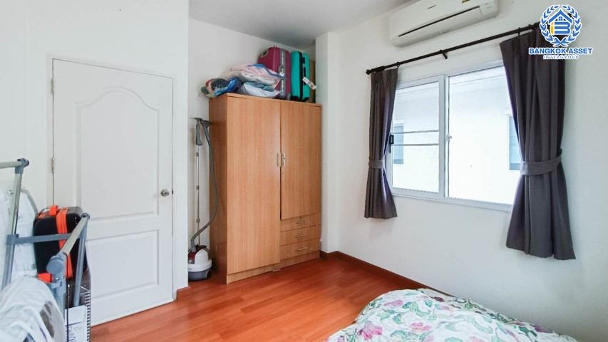 *****บ้านแฝดมือสอง กรุงเทพฯ ม.บุรีรมย์ รามอินทรา-หทัยราษฎร์ หลังมุม เนื้อที่กว้างขวางมากถึง 43.70 ตร.ว. ฟังก์ชัน 3 ห้องนอน 2 ห้องน้ำ ที่จอดรถ 1 คัน ต่อเติมจัดเต็ม รองรับทุกการอยู่อยาศัย ด้านข้างบ้านมีพื้นที่เหลือให้จัดเป็นมุมพักผ่อนได้ ทำเลดี เชื่อมต่อหลากหลายเส้นทาง ใกล้รถไฟฟ้าสายสีชมพู "สถานีคู้บอน" และจุดขึ้นทางด่วน "จุติโชติ"